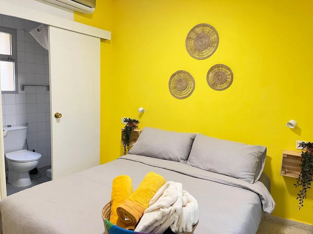 Gay Hostel 托雷莫利诺斯